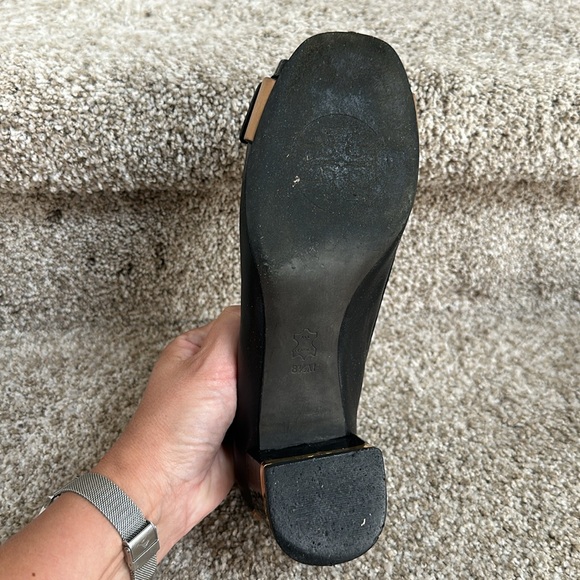 Lady size 8 1/2 medium Tory Burch black and beige pumps with gold detail - Picture 8 of 10